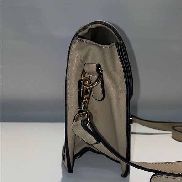 Elegant Beige Crossbody Bag - Picture 3 of 8